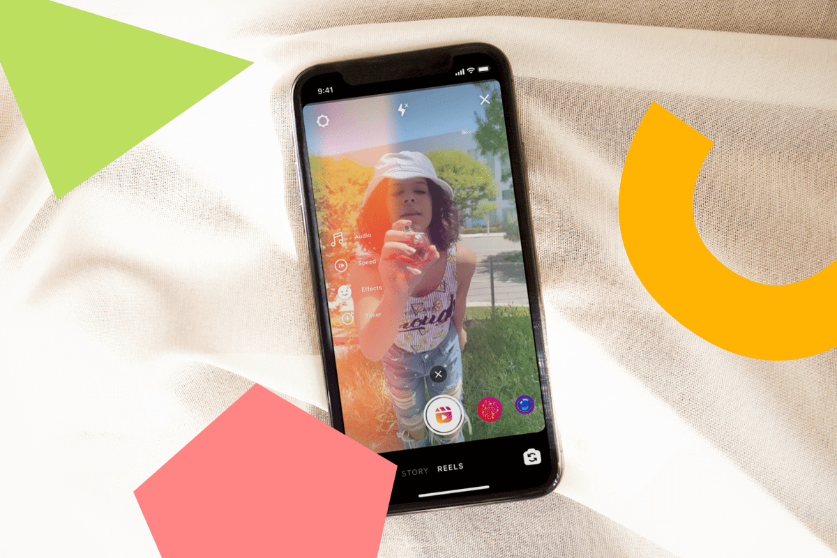 Tampilan dari fitur Instagram Reels dengan seorang wanita sedang menyemprotkan botol parfum